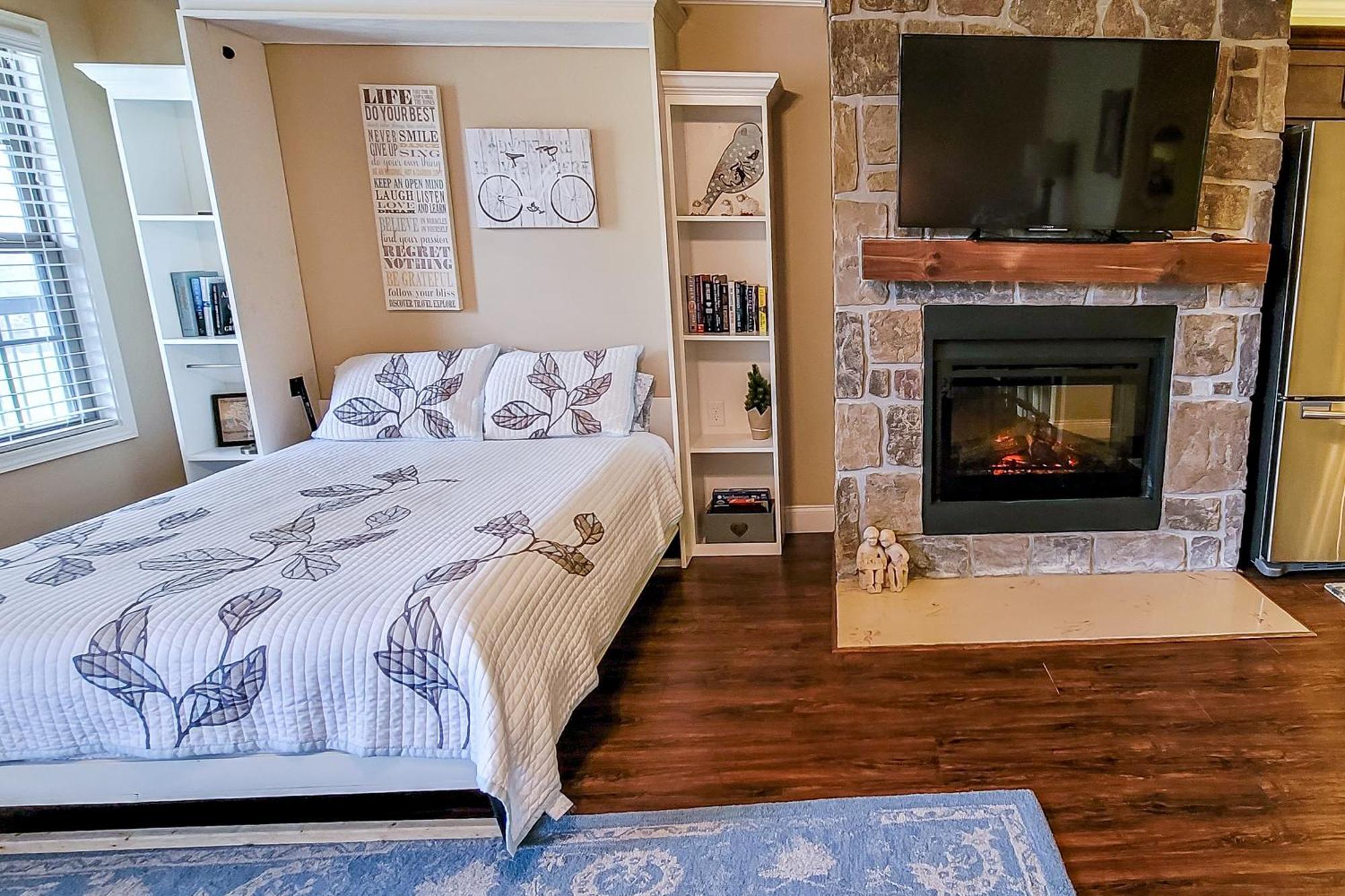 Little River Loft & Riverfront Gem 타운센드 객실 사진